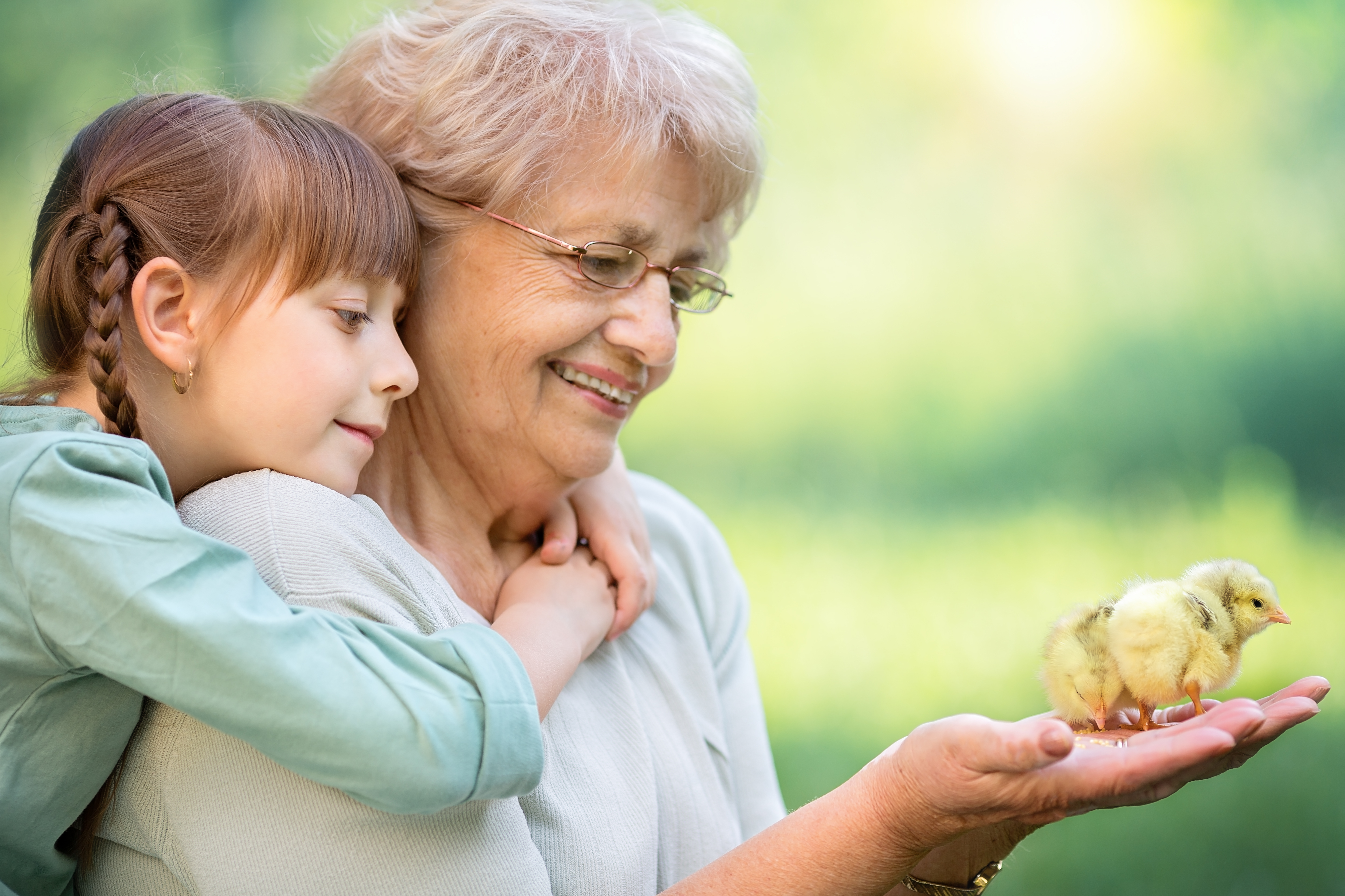 Hugging his grandma scary. Бабушка с внуками. Бабушка и внучка картинки. Добрая бабушка детям. Бабушка и два внука.